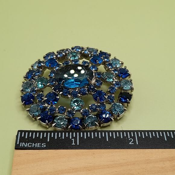 Vintage Blue Rhinestone Oval Brooch, Silver Tone, 1960s, 1 1/8 Inch - Picture 11 of 13